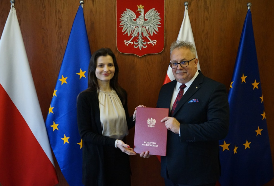 Wspólne zdjęcie wojewody wielkopolskiej z Wiesławem Banasiem podczas wręczenia nadania pełnienia obowiązków Wielkopolskiego Kuratora Oświaty