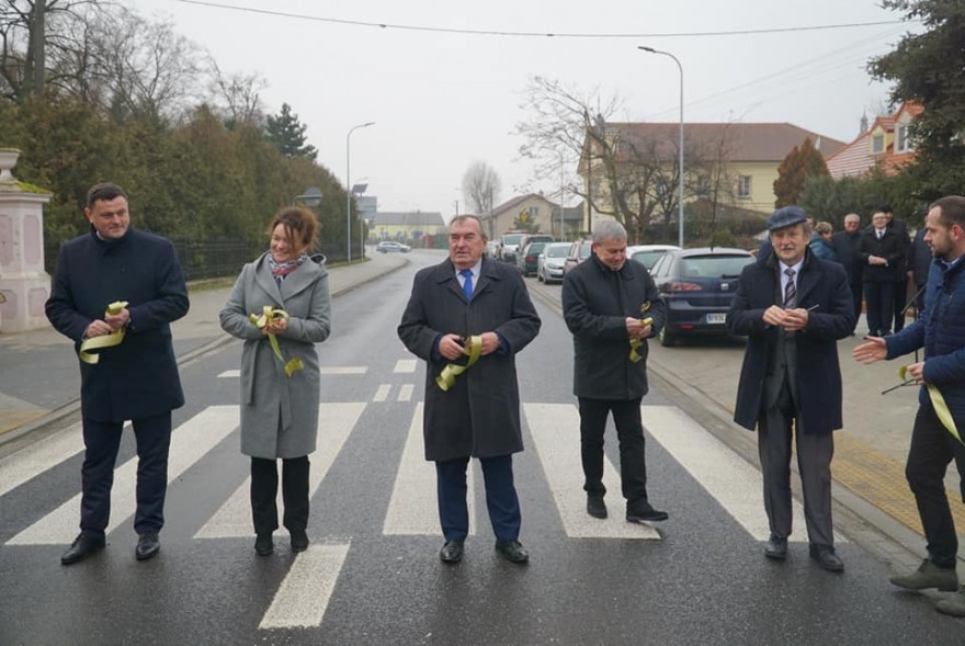 Wicewojewoda na przejściu dla pieszych z gospodarzami terenu