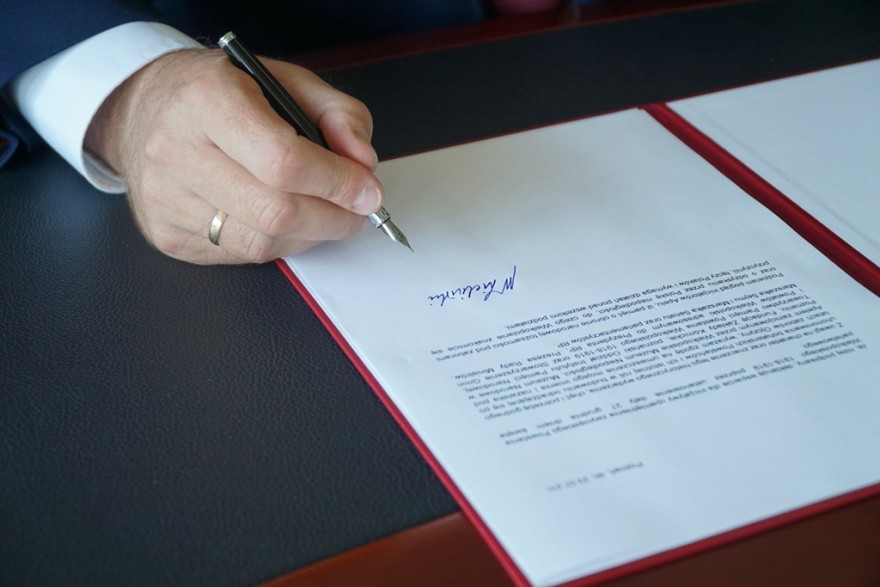 Wojewoda podpisuje deklaracje poparcia apelu dla ustanowienia 27 grudnia świętem państwowym