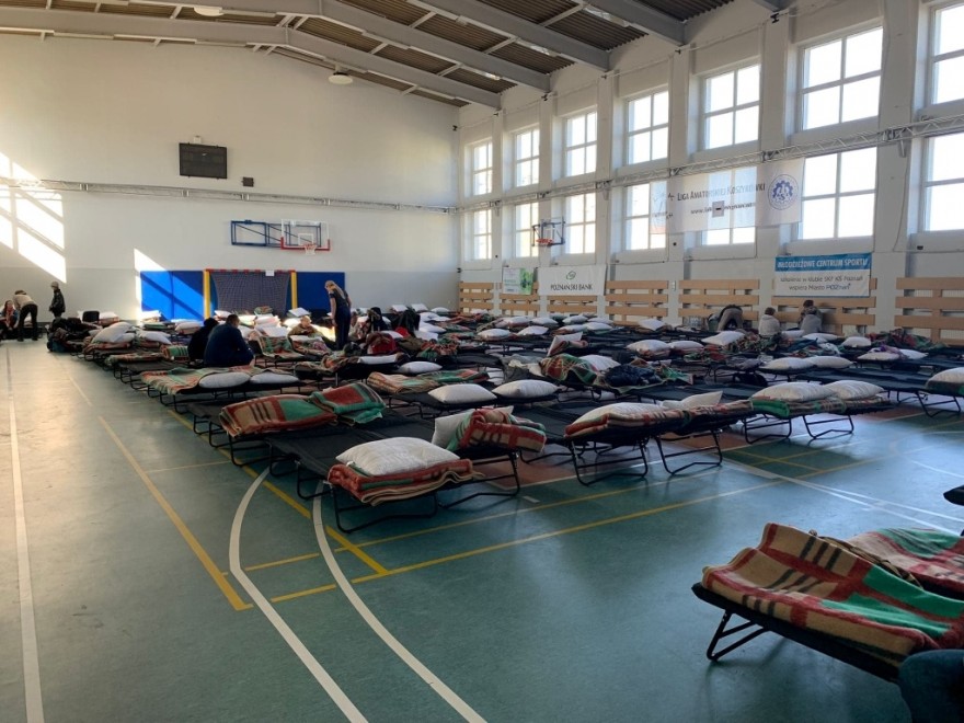 Przygotowana sala sportowa politechnki gotowa na przybycie uchodźców WOT