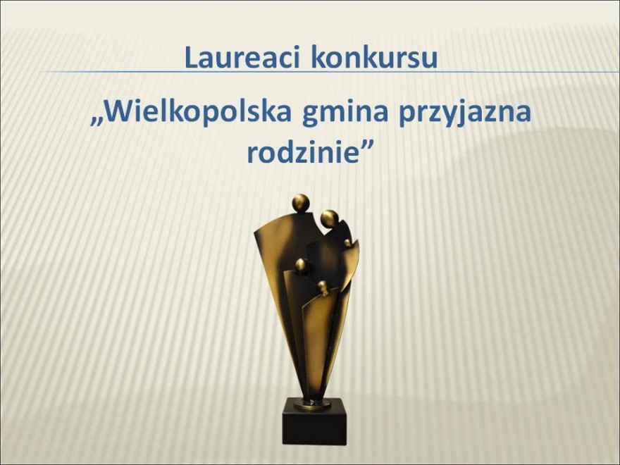 Slajd ze statuetką "Wielkopolska gmina przyjazna rodzinie".