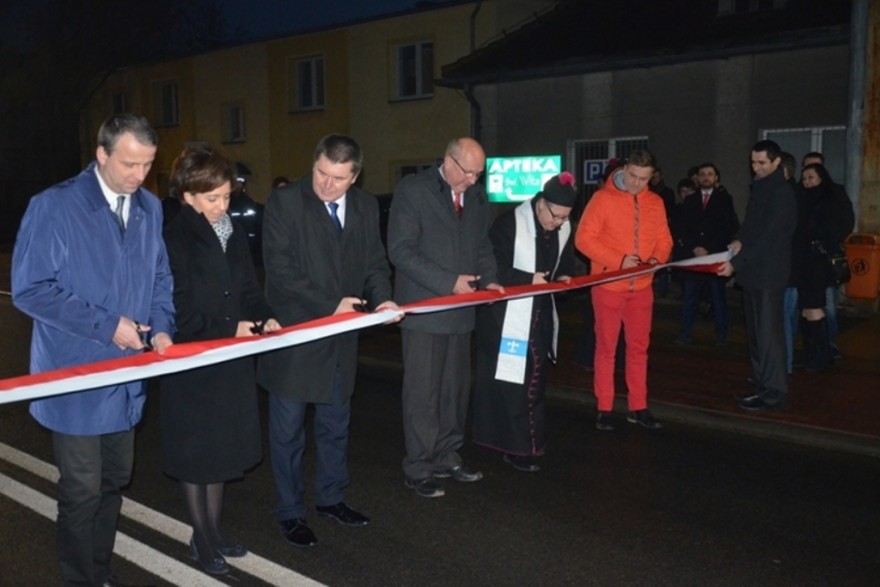 Symboliczne przecięcie wstęgi oddające do użytku nową drogę.