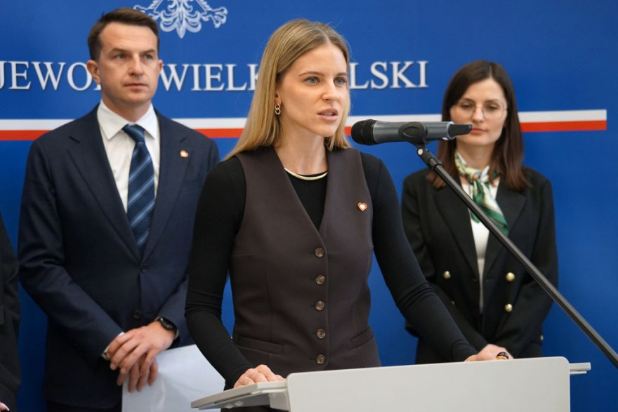 Wiceministra Aleksandra Gajewska podczas briefingu prasowego w Wielkopolskim Urzędzie Wojewódzkim w Poznaniu.