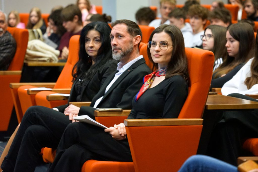 Wojewoda Wielkopolska Agata Sobczyk, Wicekurator Oświaty Wojciech Szulc oraz dyrektor Wydziału Wspierania Edukacji w Kuratorium Oświaty w Poznaniu Karolina Adamska podczas konferencji "Polska w czasach pierwszych królów".