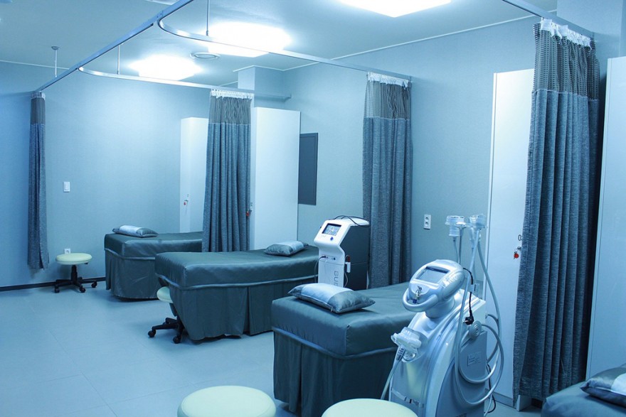 Oddział szpitalny z 3 łóżkami dla chorych z respiratorami 