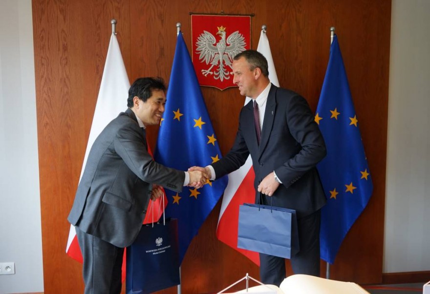 Wojewoda Wielkopolski i  Ambasador wymieniają się okolicznościowymi pamiątkami 