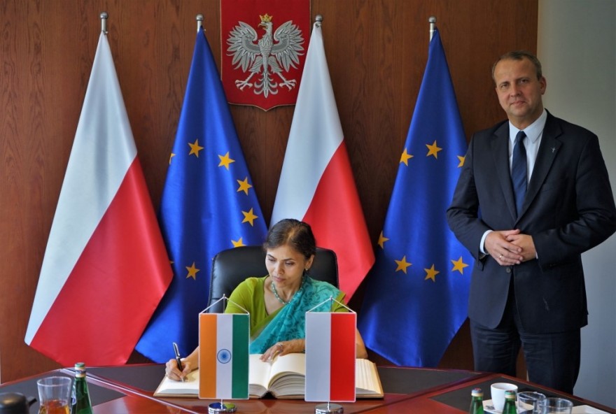JE ambasador Indii w trakcie wpisu do księgi pamiątkowej WUW.