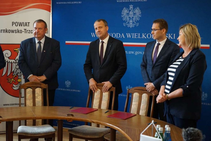 Wspólne zdjęcie podpisujących umowę.