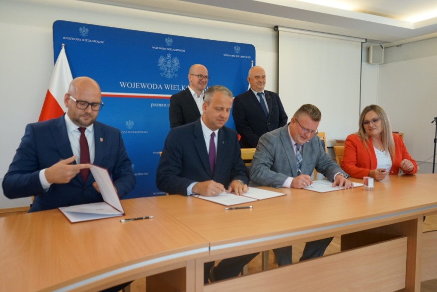 Wojewoda wraz z samorządowcami podpisuje umowy