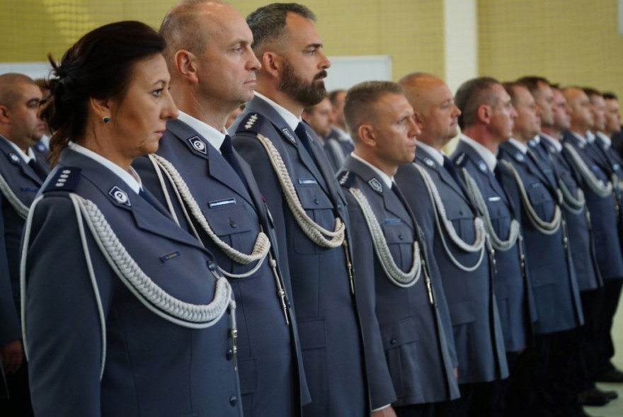 Szyk wyrożnionych policjantów.