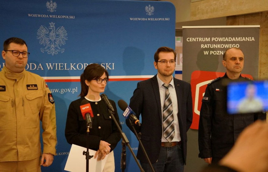 WOJEWODA WIELKOPOLSKA aGATA sOBCZYK PODCZAS KONFERENCJI PRASOWEJ, OBOK STOJA PRZEDSTAWICIELE PAŃSTWOWE STRAŻY POŻARNEJ, POLICJI I CWENTRUM POWIADAMIANIA RATUNKOWEGO