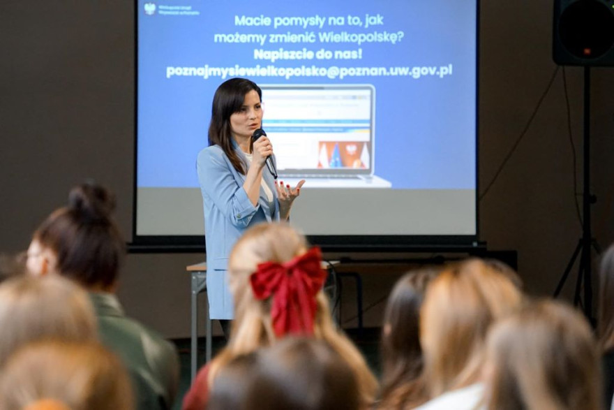 wojewoda rozmawia z uczniami z Liceum w Obornikach