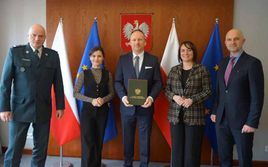 wspólne pamiątkowe zdjęcie z wojewodą  i I wicewojewodą