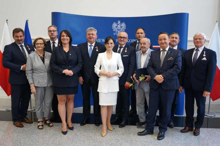 Wspólne zdjęcie pamiątkowe wojewodów z uhonorowanymi gośćmi