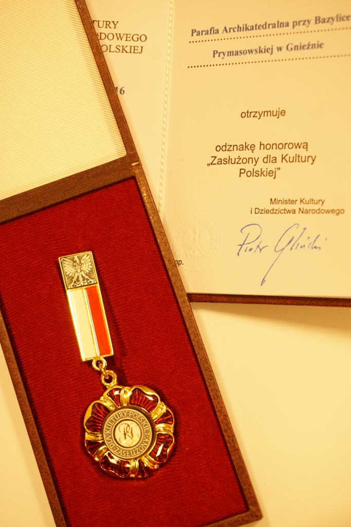 Wymień Zasługi Jadwigi Dla Polskiej Kultury I Nauki Medal "Zasłużony dla kultury polskiej" dla katedry w Gnieźnie